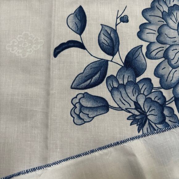 Eight square cotton cloth dinner napkins (8) blue & white formal toile style - Picture 5 of 6